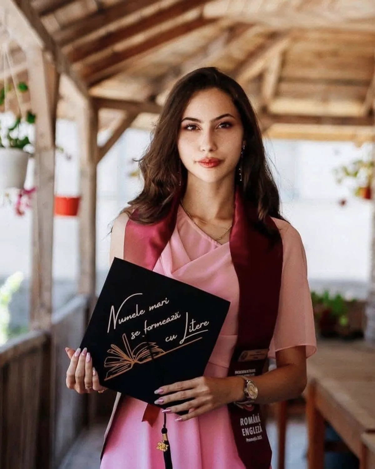 Alexia Olaru, profesoară de limba română și de limba engleză, la absolvirea Facultății de Litere